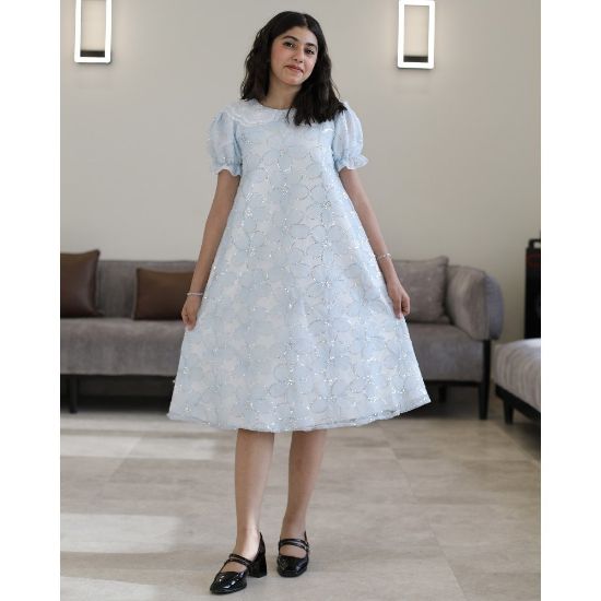 صورة فستان بناتي سماوي مطرز ورود ببريق لامع وقصة نص كلوش - 1225